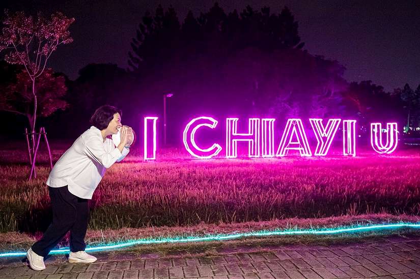 娶我吧!光織影舞「I CHIAYI U」(我佮意你)助攻新人求婚 躍上紐約時代廣場爆紅