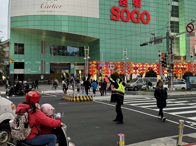 北市大安警分局年節疏導 迎春採購平安行