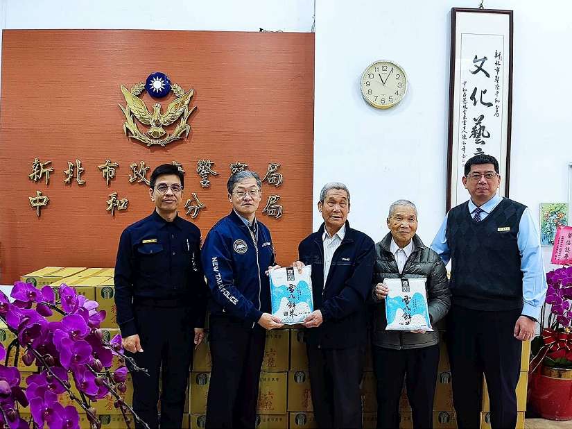 農曆新年將屆，中和地區農會至中和警分局致贈春節慰問品