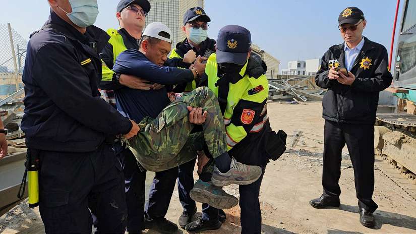 安泰醫院承包商影響違建拆除涉妨礙公務 被警方強制抬離移送法辦