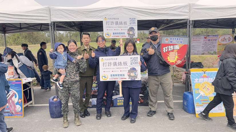 關警攜手鎮長於「千人拔蘿蔔」會場 以大聲公加大型QR-Code手舉牌宣講「打詐儀錶板」