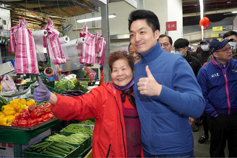蔣萬安清晨視察農漁蔬果批發市場 向辛勞的市場業者和工作人員拜早年