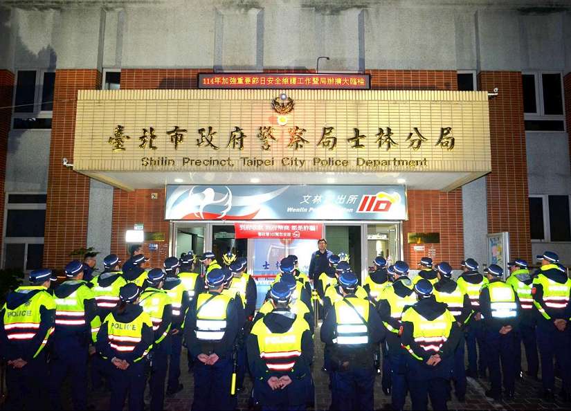 蛇米攏不驚 士林警陪您向前走!