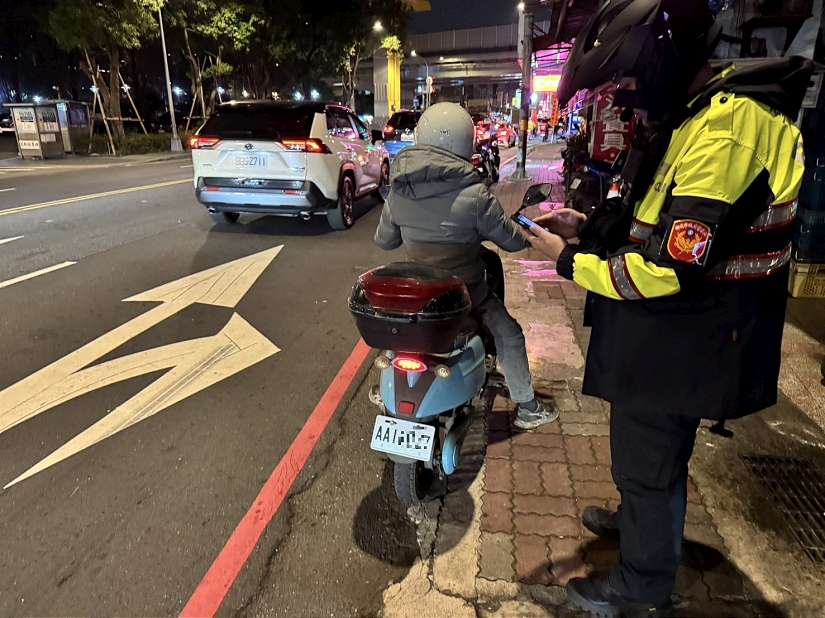 春節交通安全不打烊 中和警分局強化取締微電車交通違規