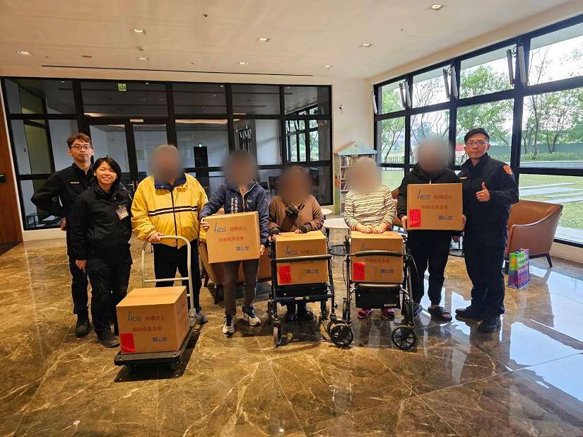 八德警與基金會送暖 助弱勢家庭過春節