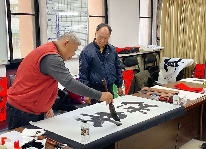 書法揮毫迎新春祈安，北市警蛇年賀歲活動