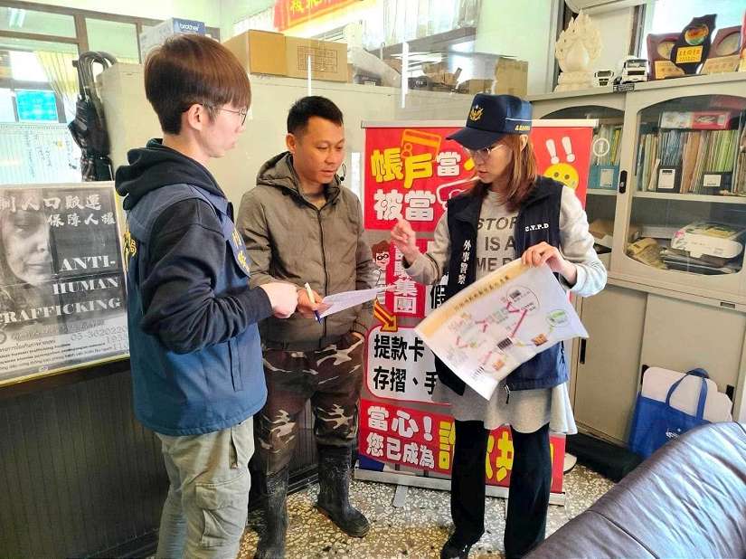 布袋警多語宣導防詐 用心 守護移工過年更安心