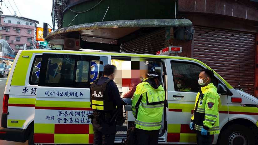 婦女身體不適倒臥路旁 暖警助就醫