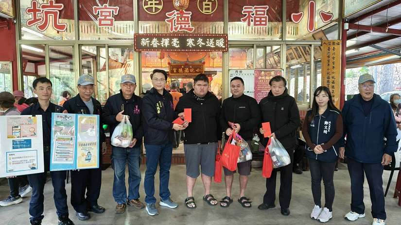 冽寒冬 文一警結合百年小坑福德宮 新春揮毫反詐騙 送暖迎新春沐喜氣