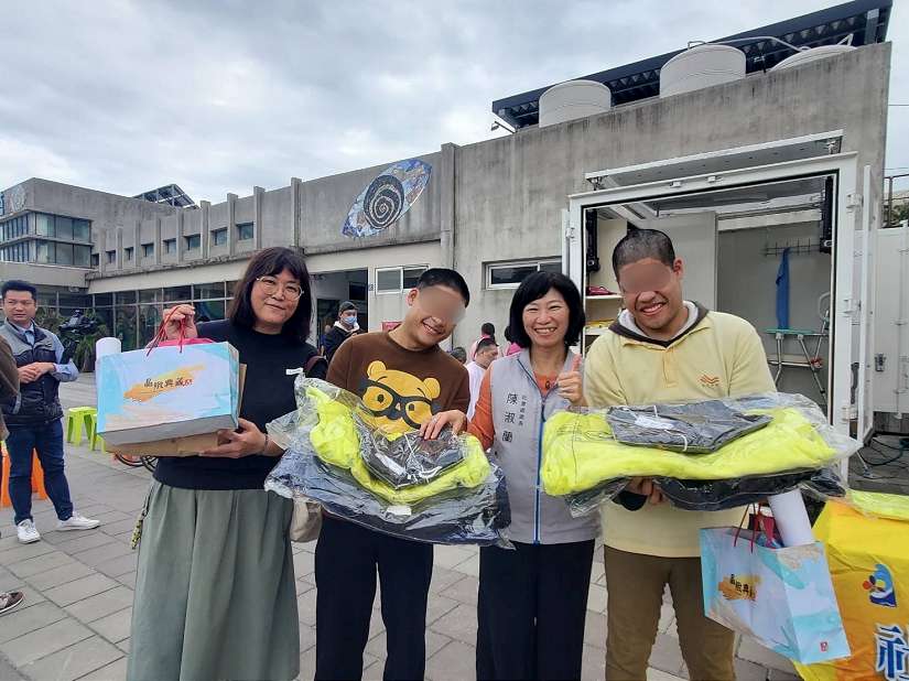 從「頭」開始 臺東縣府為街友改頭換面!送新衣、義剪服務過好年
