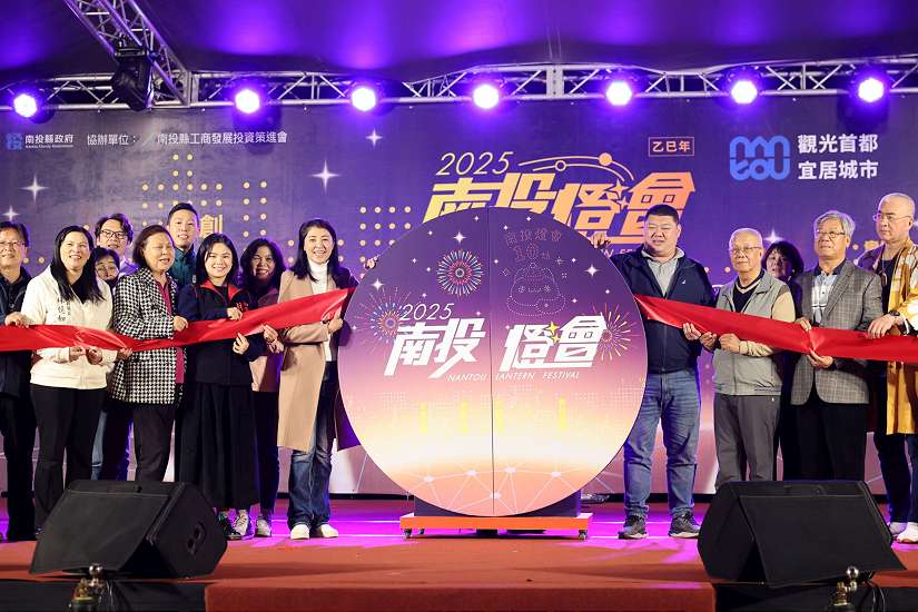 南投燈會十周年璀璨開幕「拾來富貴」主燈奪目亮閃 巨大版「貓貓蟲咖波」無人機煙火秀、大咖開唱引爆全場