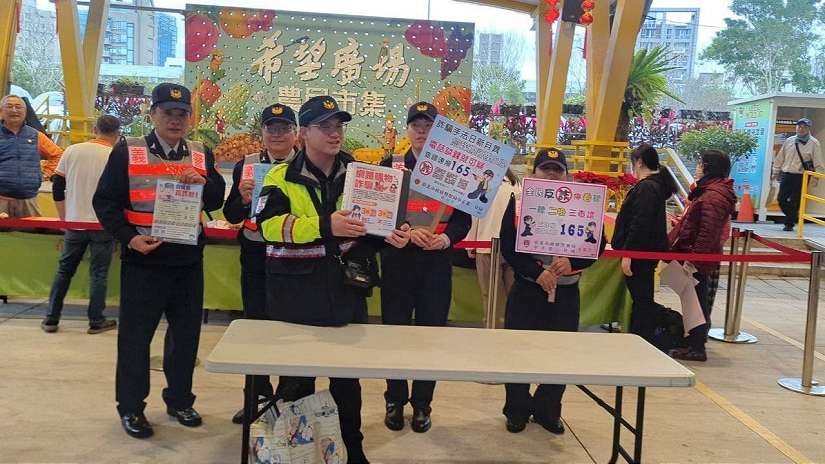 中正一波麗士結合民力成立宣導團 前進年貨市集 守護春節治安