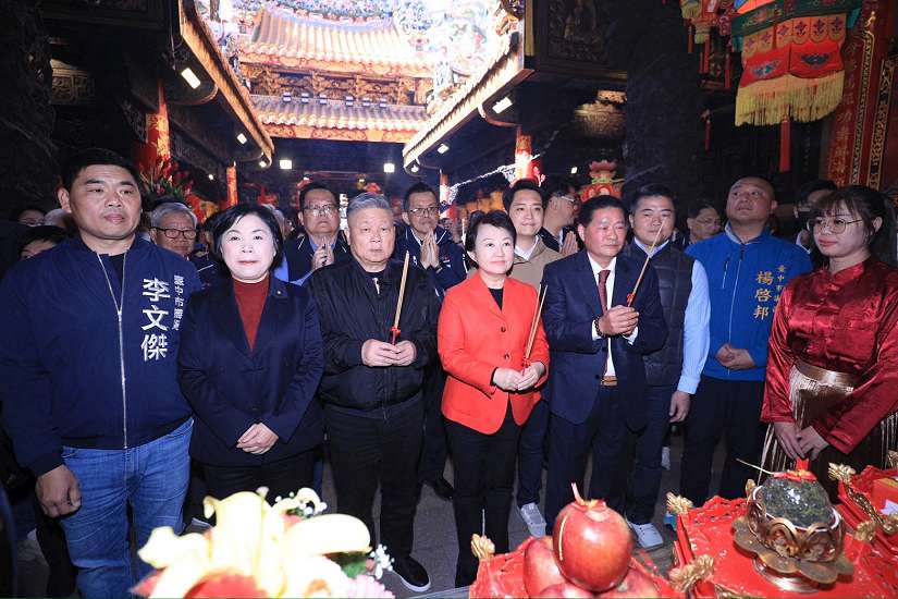 盧市長初一下午海線兩宮廟續發紅包 宜蘭民眾衝2百公里排隊沾喜氣