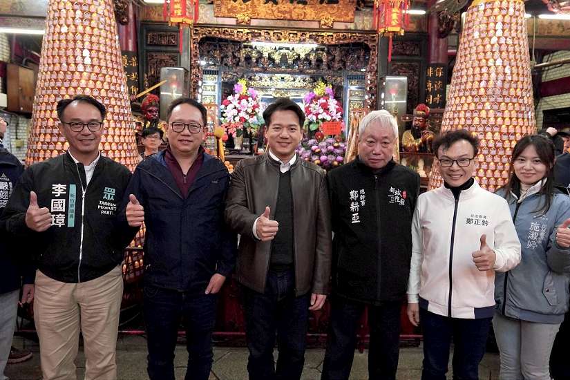 蛇年到迎新春！邱臣遠代理市長除夕夜發放開運小紅包 與市民一同參香祈福