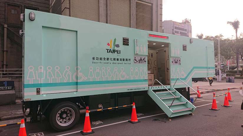 2025台北燈節 環保局流廁車來服務 加強巡查會場周邊公廁 民眾賞燈好「方便」