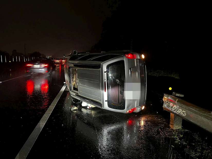 天雨路滑汽車翻覆 基隆警火速到場救助排除