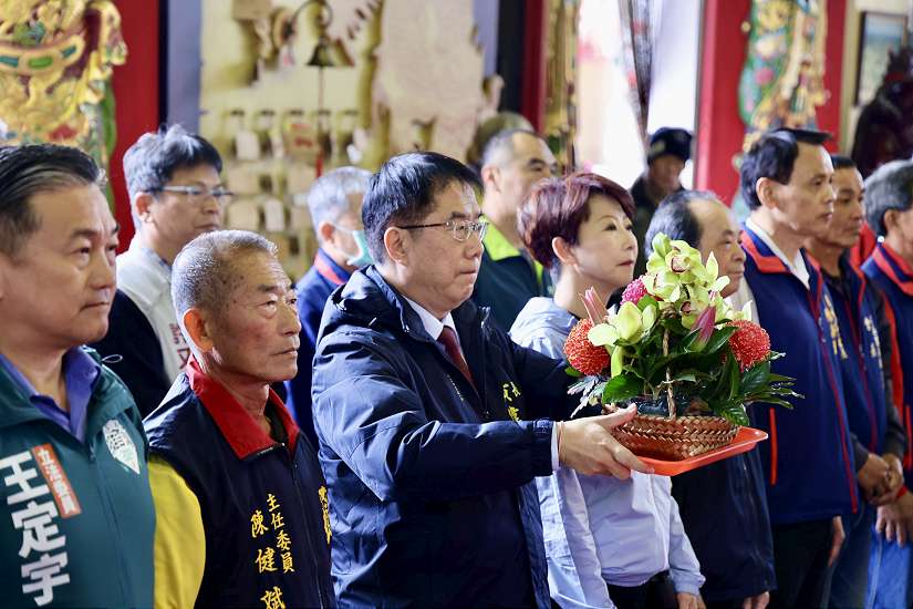 黃偉哲初五龍崎文衡殿發紅包人潮爆棚  數千民眾排隊領取