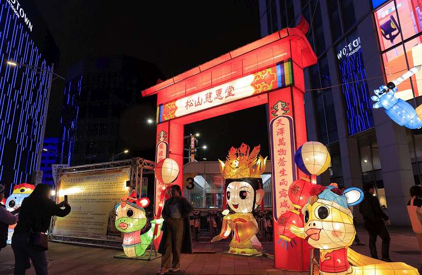 台北燈節必逛！宮廟燈組鑽轎腳、敲鑼祈福 領限量蛇年錢母、參加燈謎擂台