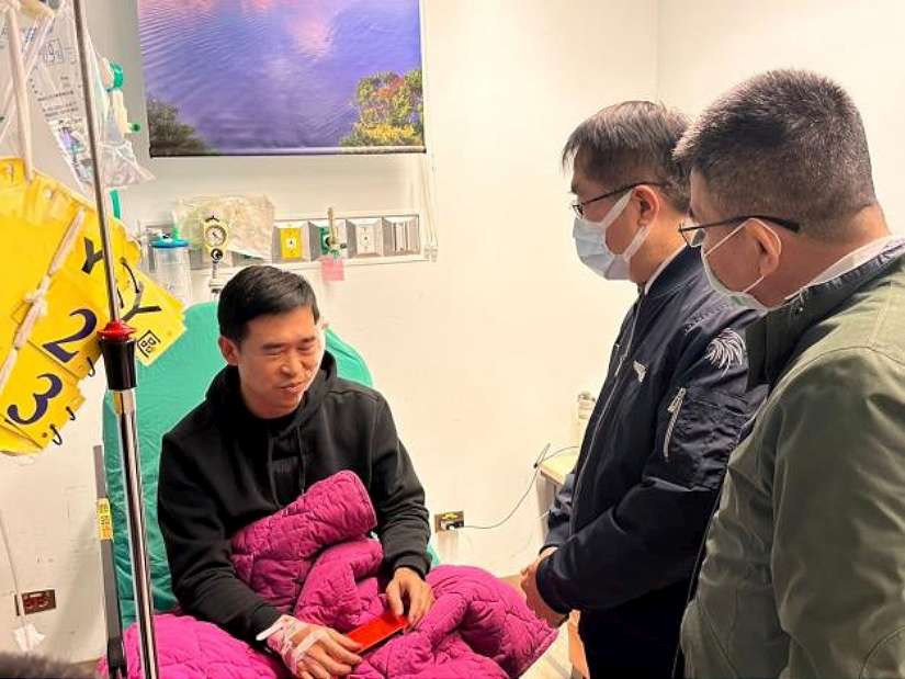 員警壓制持刀男子遭劃傷,市長及警局長探視關心並請醫院全力治療