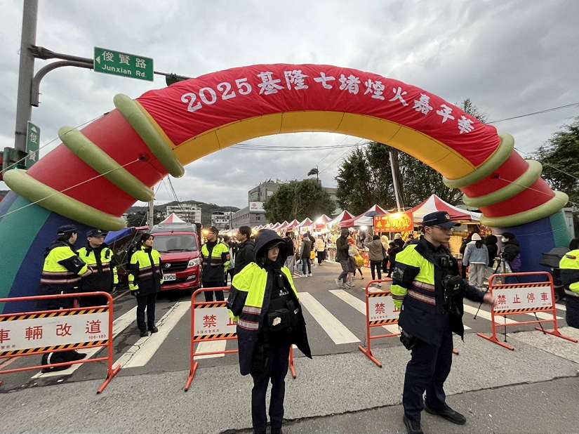 七堵璀璨煙火閃耀天際 警民不畏天冷共同參與
