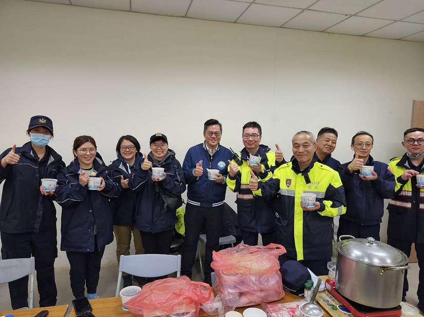 元宵佳節 八德警長溫暖同仁的心