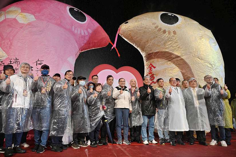 雙蛇主燈慶元宵 侯友宜題「平溪燈起照人心 國泰人和萬事興」祈願齊心面對挑戰