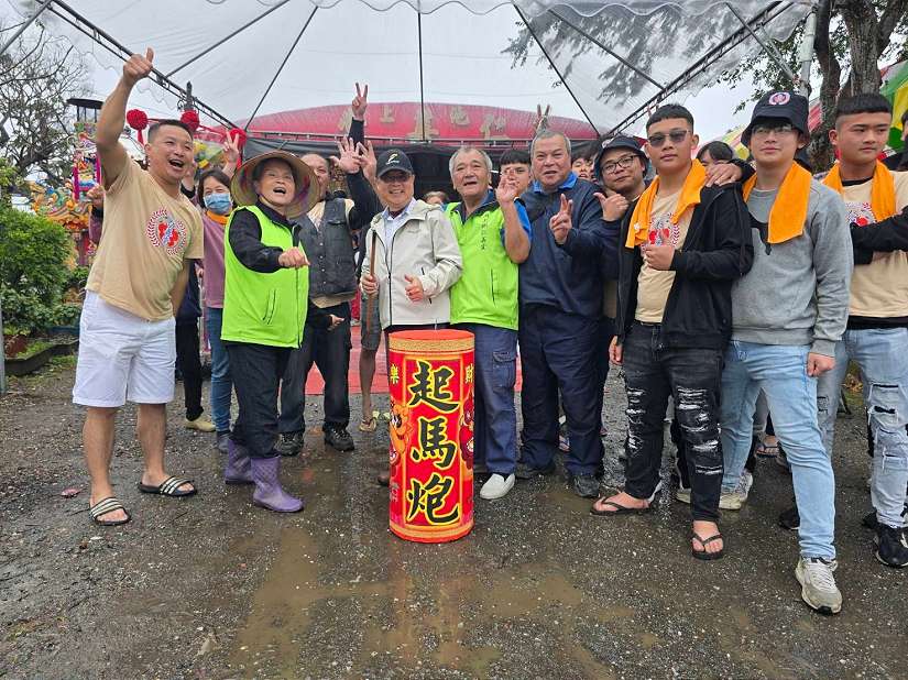 池上鄉元宵擔飯藝陣踩街活動,12日熱鬧滾滾直至深夜
