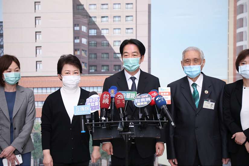 盧市長陪同總統關懷新光三越氣爆傷者 中市府:中央地方攜手協助