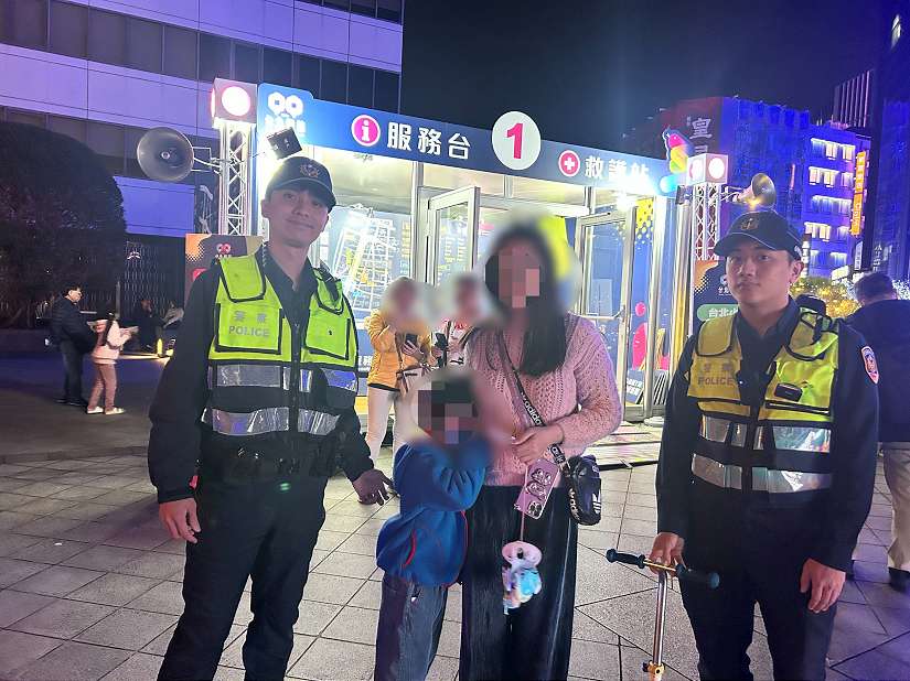 臺北燈節太美麗 男童追逐光影不慎迷途 中正一警護男童重返母親懷抱