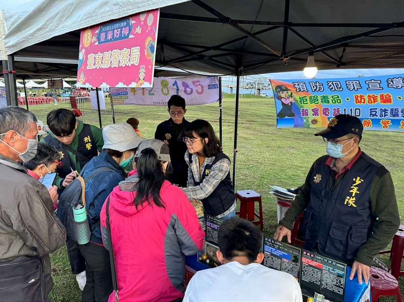 炮炸寒單、高空煙火,東警結合臺東市公所宣導「打詐儀錶板」,一同識詐慶元宵