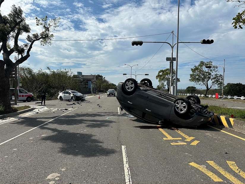 疑違反號誌管制   自小客路口發生碰撞後翻覆