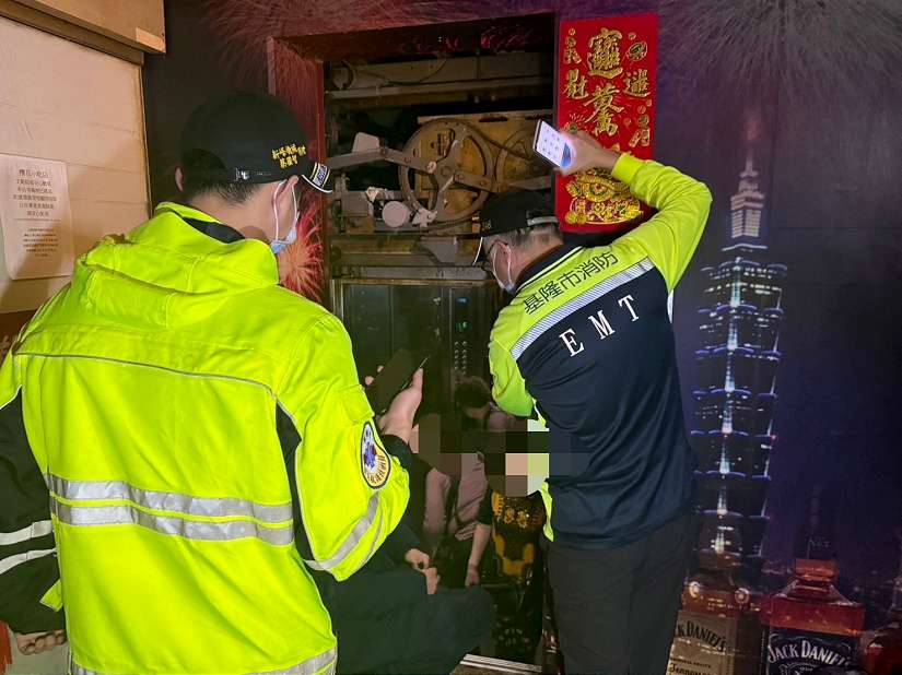 婦女受困電梯 警消合力搶救助脫困