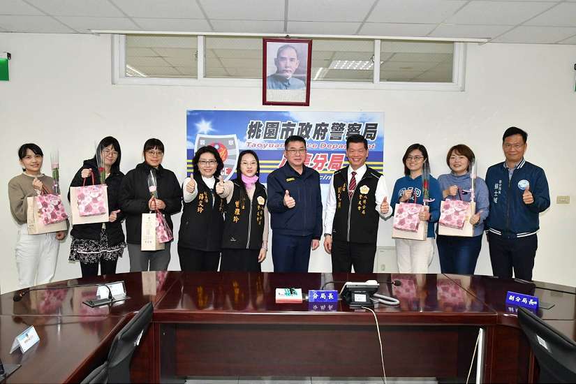 婦女節前夕八德警贈禮 女警讚實用