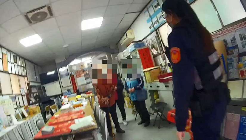 近百人瑞忘了返家路內湖暖警悉心護返家