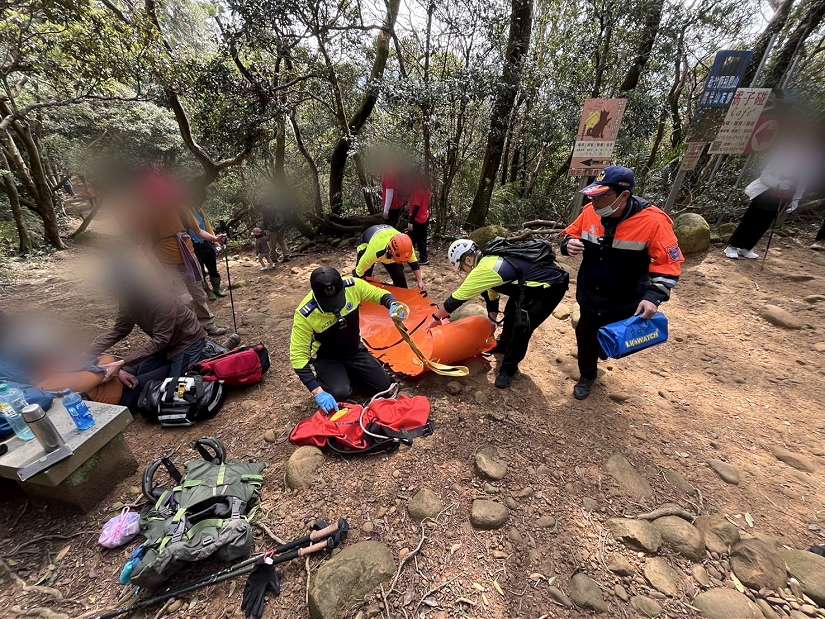 飛鳳山登山客突感胸悶 消防人員徒步救援順利送醫