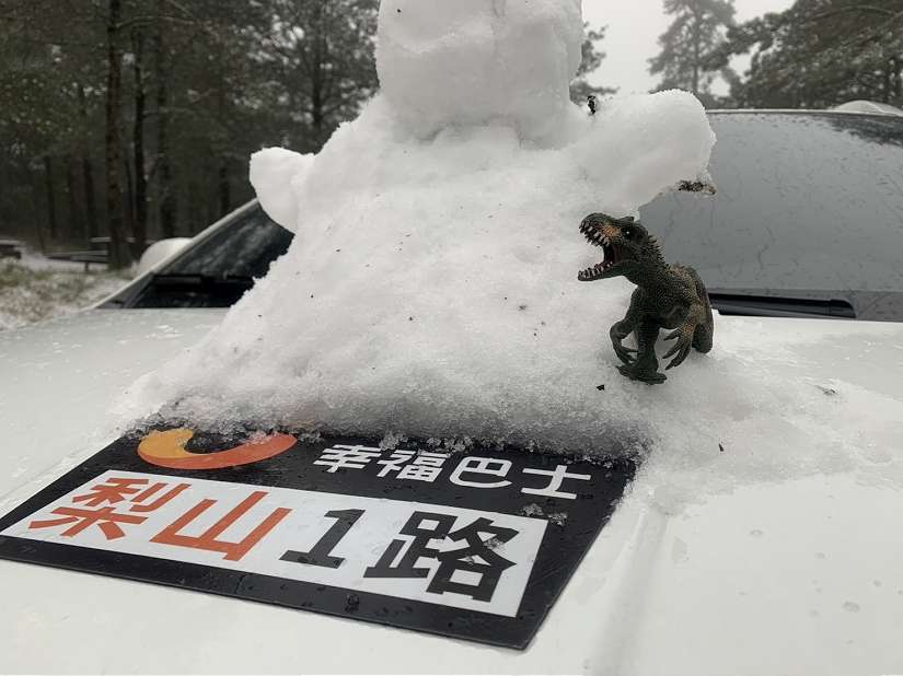 梨山降下3月雪 中市幸福巴士化身雪地公車 照常行駛超暖心