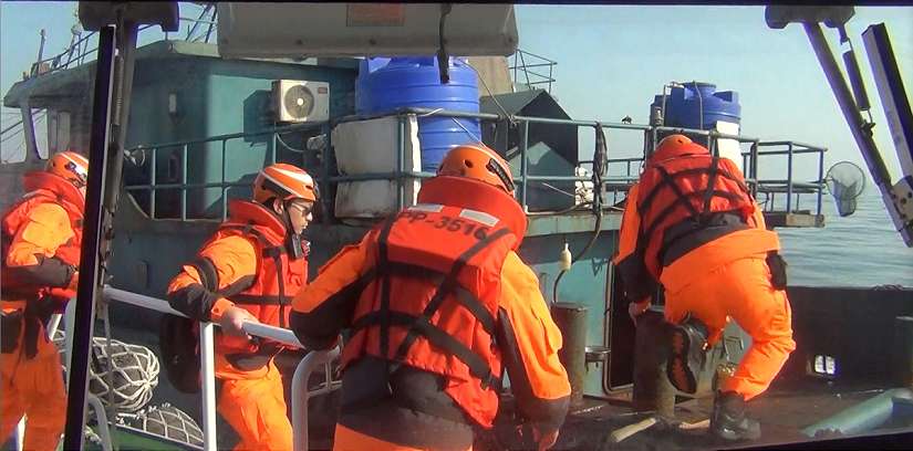 海巡查扣三無駁油船 阻斷越界陸船補給