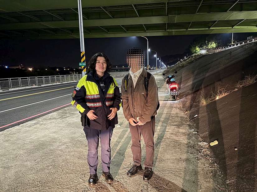 男子寒夜返家 共享機車故障 員警伸援手