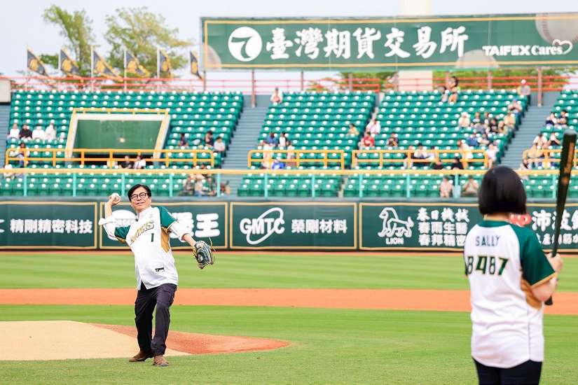 台鋼雄鷹主場首戰奪勝 陳其邁澄清湖好球開場觀賽力挺 期待球迷踴躍進場