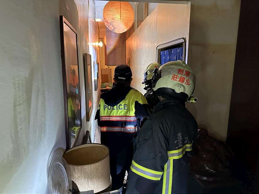 獨居老翁血糖過低倒臥家中 士林警消合力破門救回一命