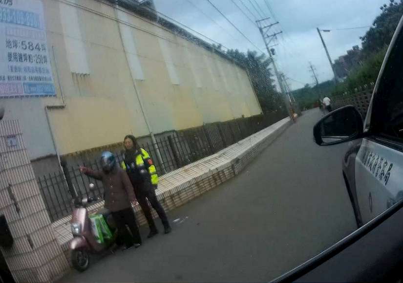 老人家體力不支 愛心警護送返家