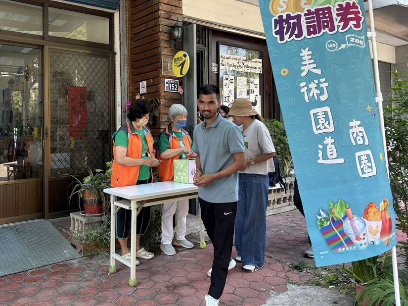 印度夫妻也瘋物調券!23大商圈今首發逾3萬張40分鐘內完售 動線便捷、流程迅速