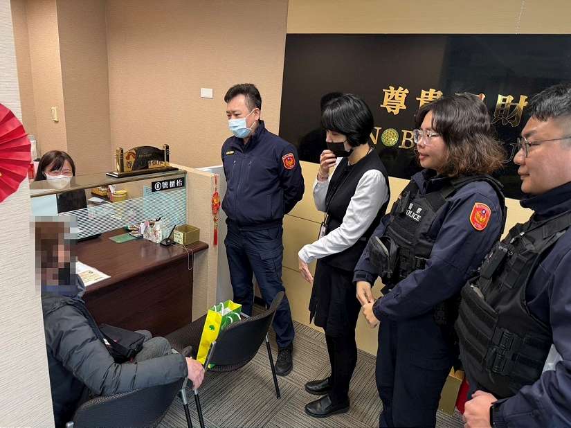 我不想看妳這樣!婦人堅持匯錢給聯合國 北投女警霸氣攔阻