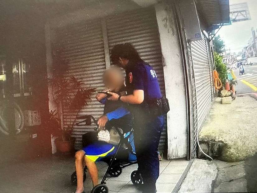 9旬翁買早餐倒跌路旁 員警協助就醫