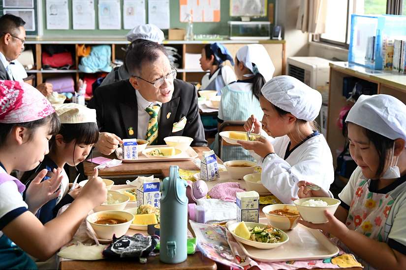 臺灣鳳梨再登日本校園餐桌 農業部攜手笠間臺灣辦事處推動學童營養午餐合作邁入第七年