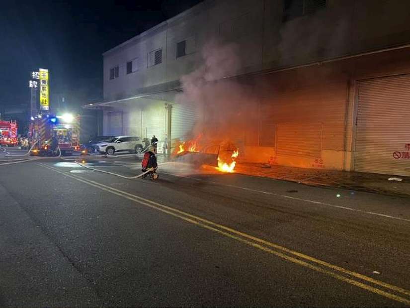 汽車深夜自燃 所幸無人傷亡