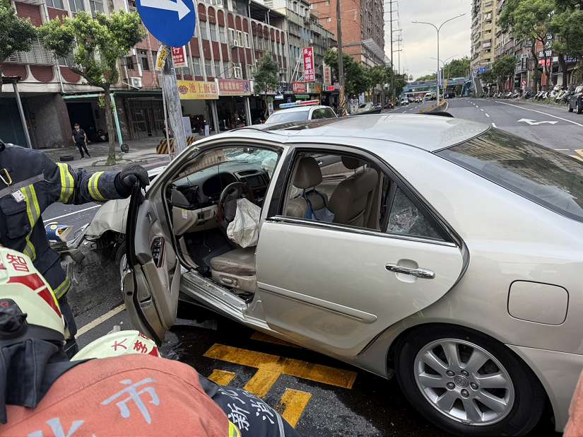 新聞快訊:三峽區國成路國光街口，重大車禍