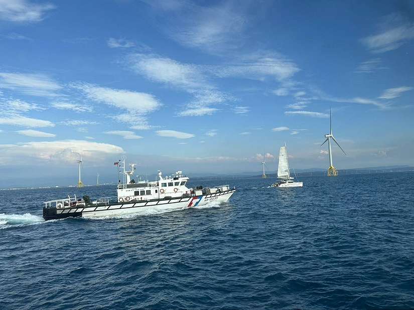 2025帆船跳島停泊台中 海巡獻上祝福伴航守護安全