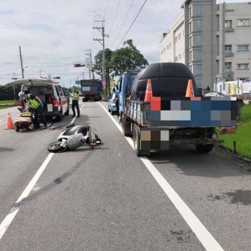 機車騎士不慎自摔 遭後車壓傷送醫