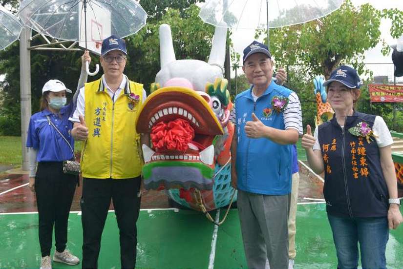 苗栗縣114年端午節龍舟錦標賽點睛下水典禮雨中完成
